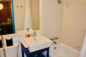 Bathroom with a shower. The essential kit and towels are provided!