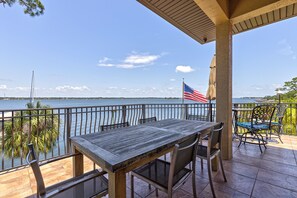 outdoor dining on upper deck off of kitchen