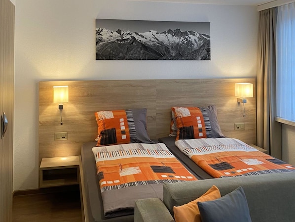 Eigentum, Möbel, Bilderrahmen, Komfort, Holz, Bettrahmen, Textil, Orange, Interior Design, Lampe