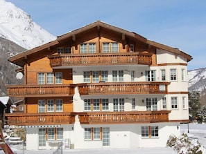 Himmel, Gebäude, Fenster, Schnee, Berg, Pflanze, Baum, Tür, Haus, Holz