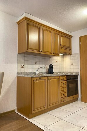 Countertop, Cabinetry, Eigentum, Sinken, Küche, Holz, Zapfhahn, Flooring, Interior Design, Gebäude