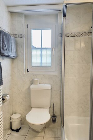 Propriété, Bâtiment, Fenêtre, Luminaire Plomberie, Salle De Bains, Violet, Siège De Toilette, Maison, Design Intérieur