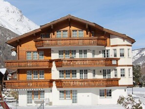 Himmel, Gebäude, Fenster, Schnee, Berg, Pflanze, Baum, Tür, Haus, Holz