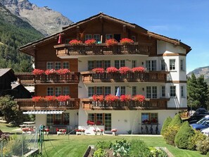 Plante, Bâtiment, Ciel, Propriété, Fenêtre, Arbre, Montagne, Zone Résidentielle, Design Urbain, Loisir