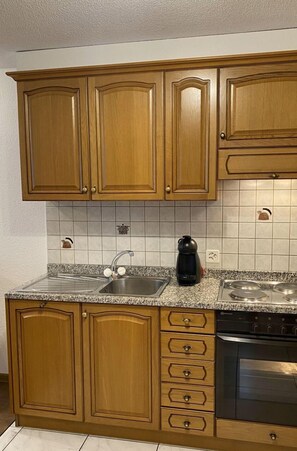 Cabinetry, Comptoir, Propriété, Meubles, Blanc, Cuisine, Robinet, Bâtiment, Tiroir, Bois