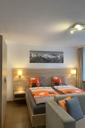 Meubles, Bâtiment, Confort, Canapé, Cadre, Bois, Table, Orange, Sol, Salon