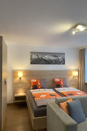 Meubles, Bâtiment, Confort, Canapé, Cadre, Bois, Table, Orange, Sol, Salon