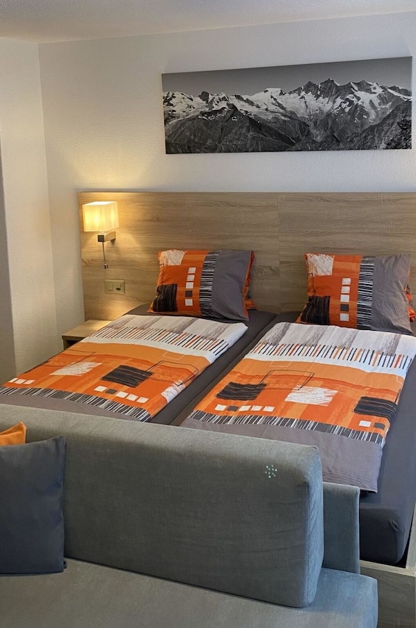 Meubles, Confort, Bâtiment, Bois, Cadre De Lit, Textile, Orange, Oreiller, Architecture, Design Intérieur