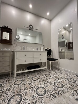 ensuite bathroom 1