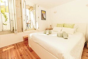 bedroom with private bathroom / quarto   com casa de banho privada/ chambre double avec salle de bain privée