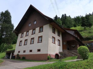 Pflanze, Gebäude, Himmel, Fenster, Baum, Haus, Wolke, Gras, Fassade