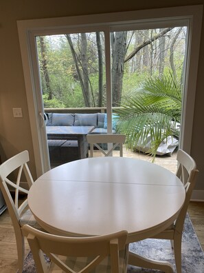Dining table extends to seat 6
