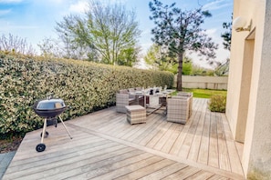 Terrasse arrière avec coin repas et mobilier de jardin