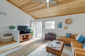 Living Room | Smart TV | Central A/C | Ceiling Fans | Laptop-Friendly Workspace