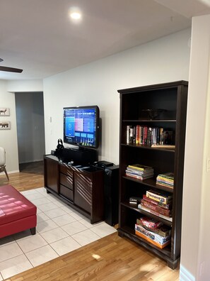 Entertainment, Books, Games, Stereo, Smart TV, DVD player