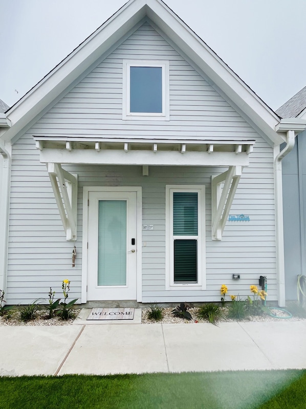 Just around the corner from the pool, a 5-6 minute walk to the beach.