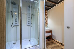 View of the bathroom with shower tray