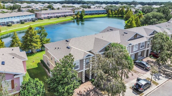5 bedroom townhome with lake view