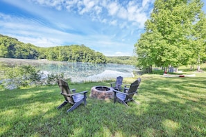 Outdoor fireplace right by the lake