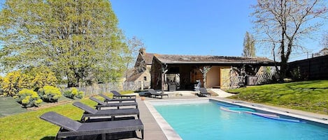 Le Clos Saint Cadreuc et sa piscine ouverte de début Mai à fin Septembre.