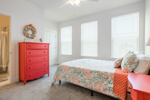 Bedroom w/ Queen Bed-Access to Jack & Jill Bathroom