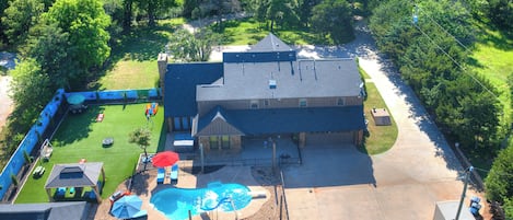 Pool can be heated for an extra charge of 150/day. We need 48hrs notice to heat