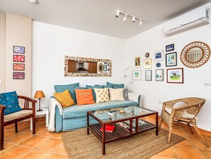 Meubles, Design Intérieur, Canapé, Sol, Mur, Sol, Bois, Pièce, Salon, Table