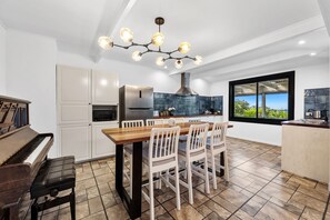 Indoor dining and a piano