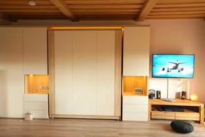 Wohnzimmer mit Klappbett, Smart-TV und Heimkino