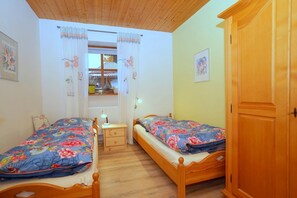 Schlafzimmer mit zwei Einzelbetten