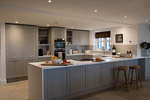 Kipney Farmhouse kitchen