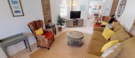 1603_Lovell_Avenue-1st-Level-Living-room-pic1