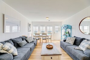 Living Room | Free WiFi | Central A/C | Smart TV