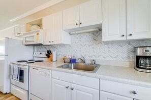 Kitchen | Cooking Basics | Coffee Maker | Paper Towels/Trash Bags Provided