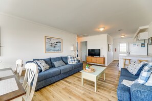 Living Room | Free WiFi | Central A/C | Smart TV