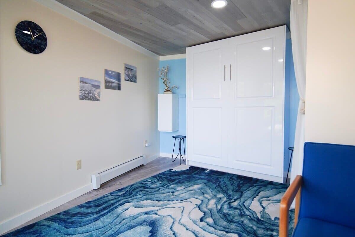 LoZa House Coastal Lakefront Luxe w/ Stellar Views