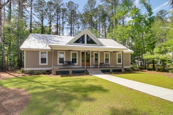 Midway Vacation Rental | 4BR | 4.5BA | 2,739 Sq Ft | Stairs Required