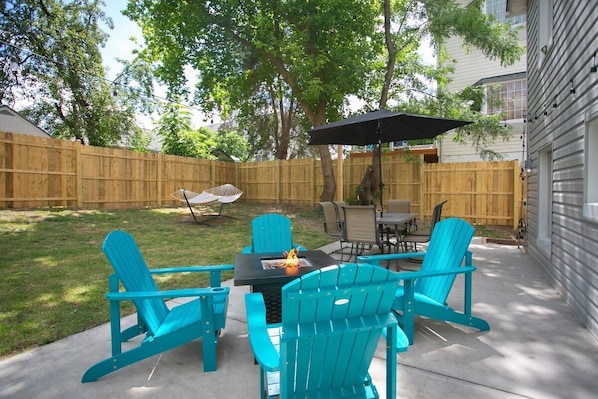Choose your adventure: dine around the table, roast marshmallows around the crackling fire, create sizzling moments at the grill, test your aim at a game of cornhole or enjoy a blissful moment in the hammock