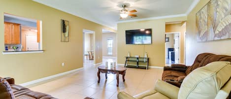 Crestview Vacation Rental | 5BR | 3BA | 2,800 Sq Ft | 1 Small Step for Entry