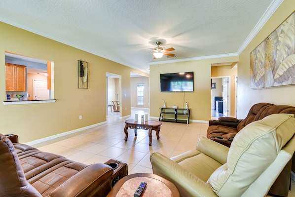 Crestview Vacation Rental | 5BR | 3BA | 2,800 Sq Ft | 1 Small Step for Entry