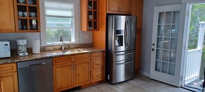 Kitchen, fridge with ice maker, water dispenser, drink drawer, bottom freezer