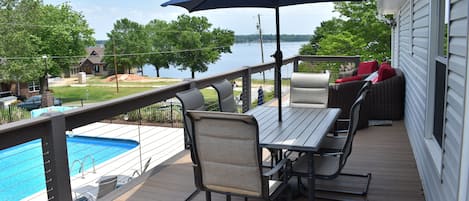 40' TOP DECK w/new conversation area, dining table & new propane grill