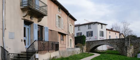 L'auberge est la maison aux volets bleus.