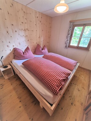 Schlafzimmer 1 mit Doppelbett und Kinderbett