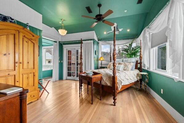 Queen bedroom with balcony and wrap around windows