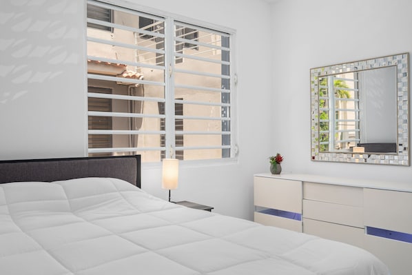 Bright and airy bedroom with a comfortable bed and plenty of storage space.