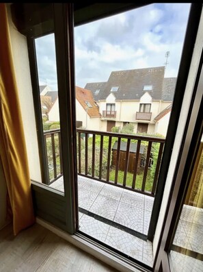 Balcon.
Table et chaises pour 2 personnes rajoutées.
Brise vue