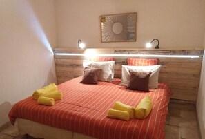 2022_BD_Les_terrasses_gites_en_cevennes_LeSoleilDuSud_Chambre-KingSize3