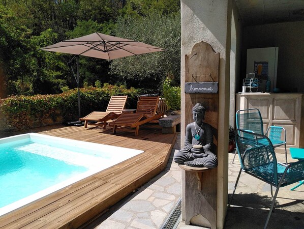 Les terrasses, gîtes en Cévennes, la piscine