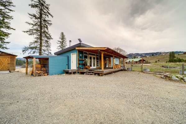 Republic Vacation Rental | 1BR | 1.5BA | 900 Sq Ft | 3 Steps to Enter